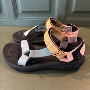 Women’s Teva Hurricane sz 8